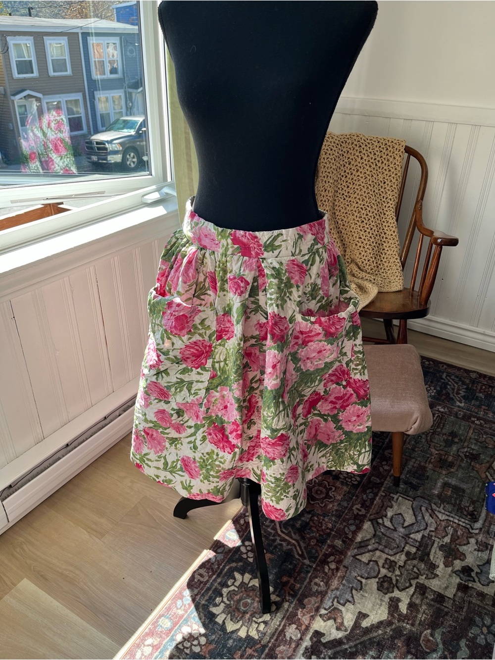 Women’s vintage 1950s Pink & Green Floral Quilted Swing Skirt w Pockets - Size 8